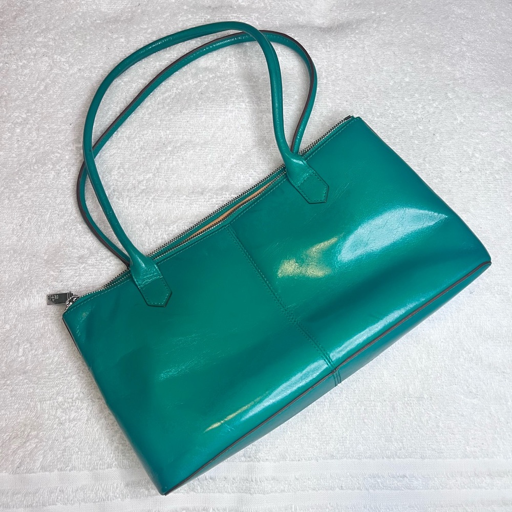 HOBO Leather Shoulder Bag green
Previously loved, see pics for wear. Excellent